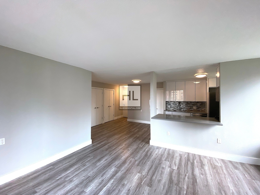 Second Avenue - Photo 2