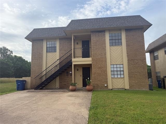 611 W Gilmer Street - Photo 0