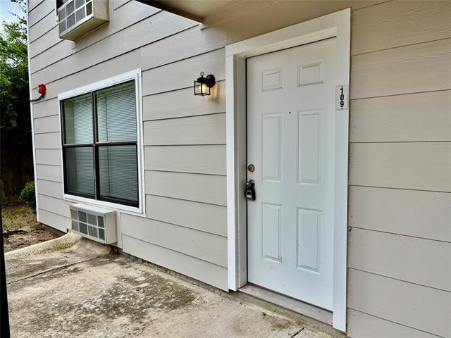 701 W Sycamore Street - Photo 1