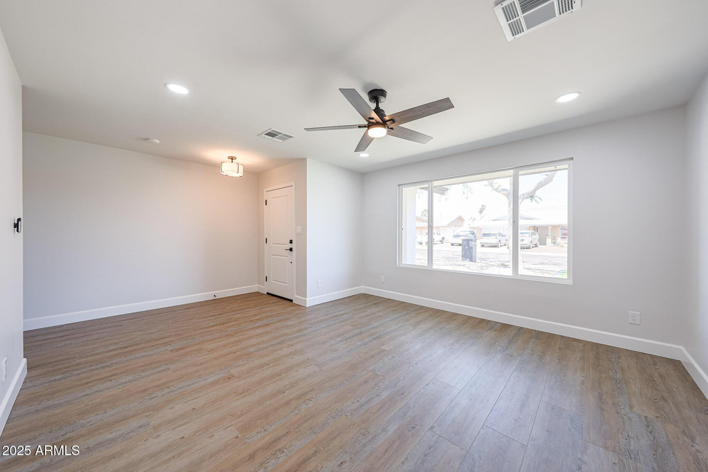 11202 N 43rd Drive - Photo 4
