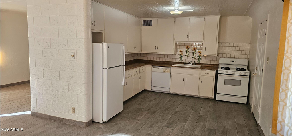 2138 E Turney Avenue - Photo 0