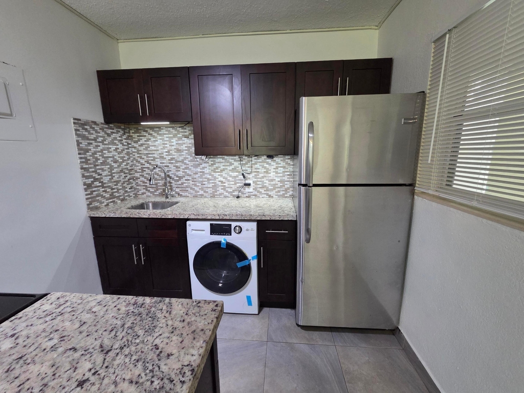 720 Ne 2nd Street - Photo 2
