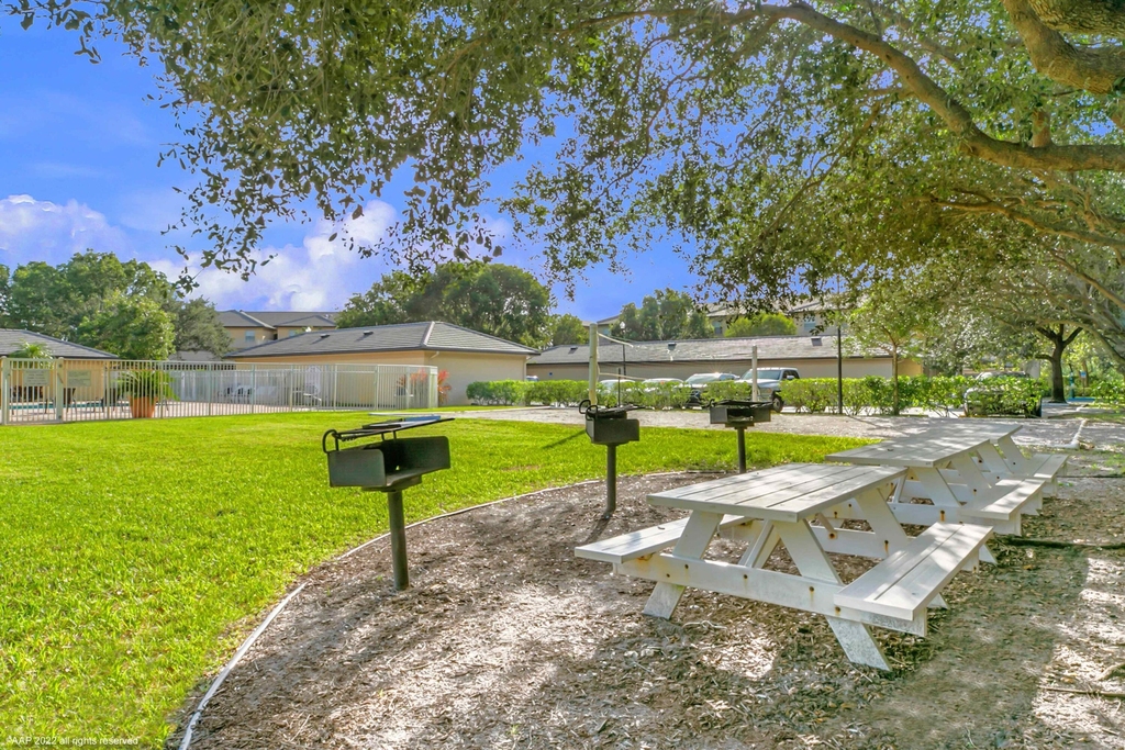 2040 Greenview Shores Boulevard - Photo 9