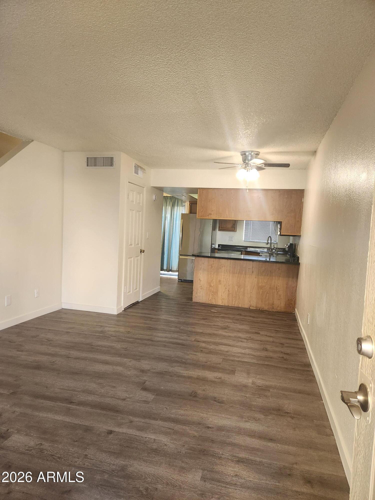 1055 W 5th Street - Photo 4