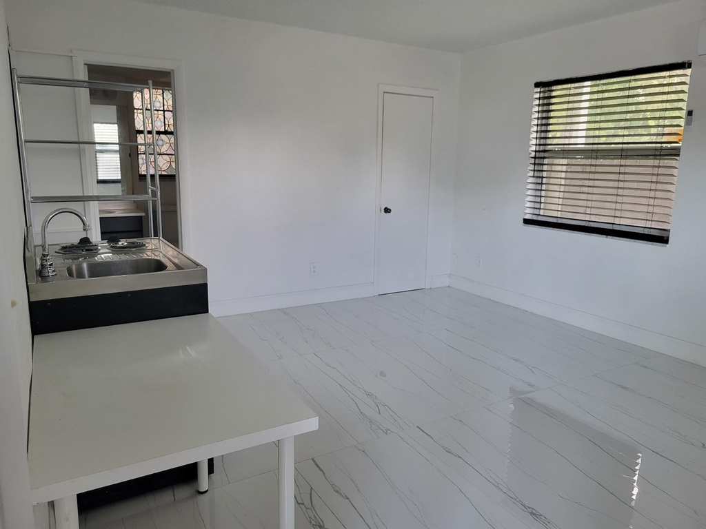 1300 Nw 4th Avenue - Photo 5
