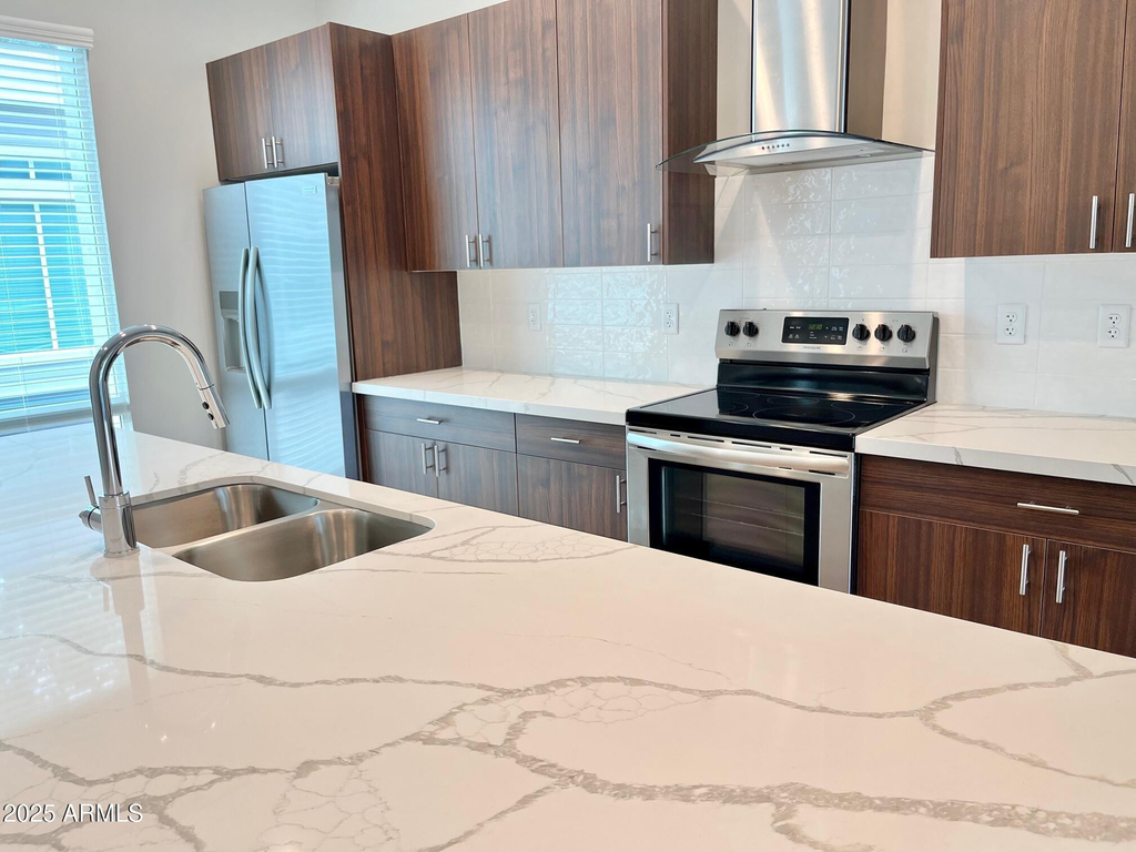 915 E Missouri Avenue - Photo 2