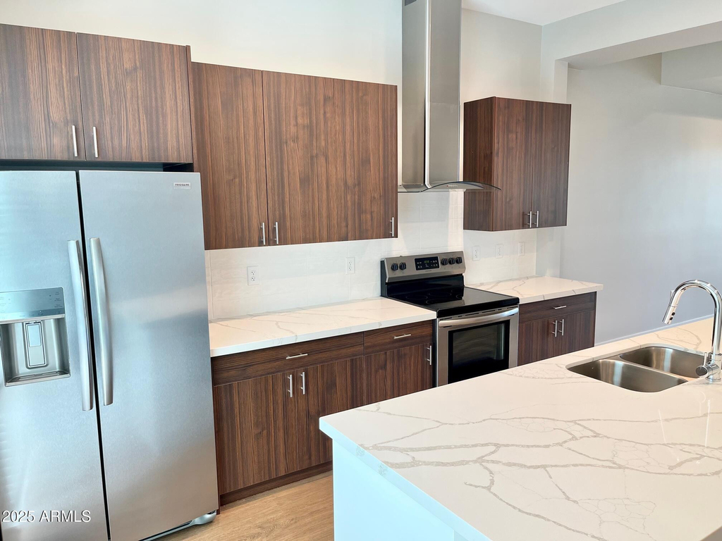 915 E Missouri Avenue - Photo 1