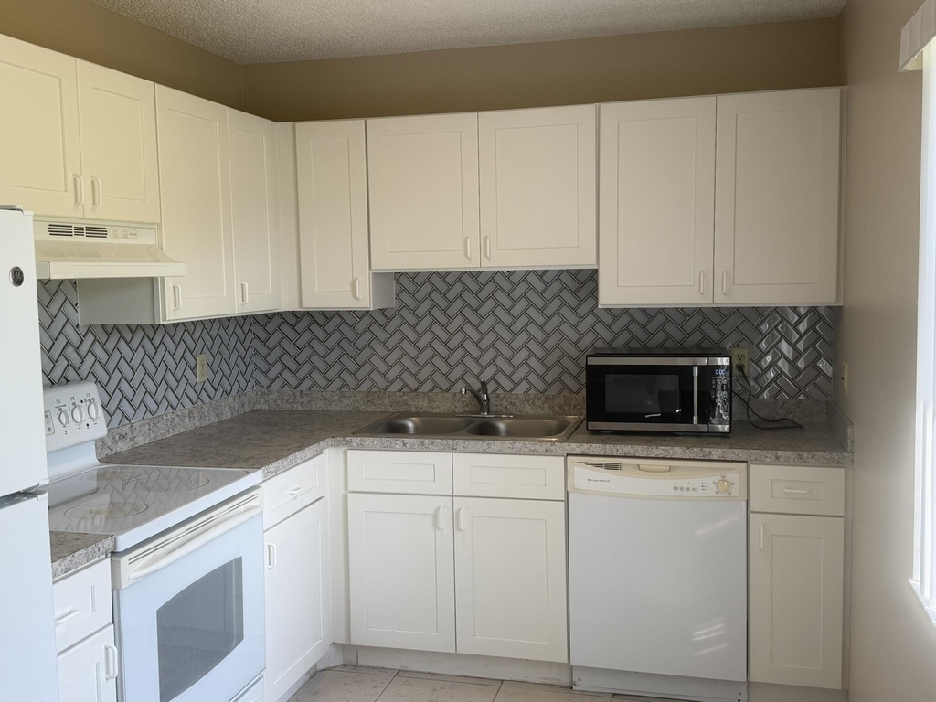 1131 Se Parrish Court - Photo 3