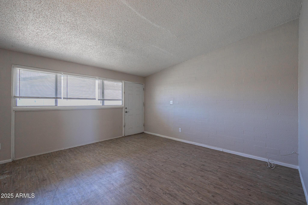 2115 W Devonshire Avenue - Photo 2