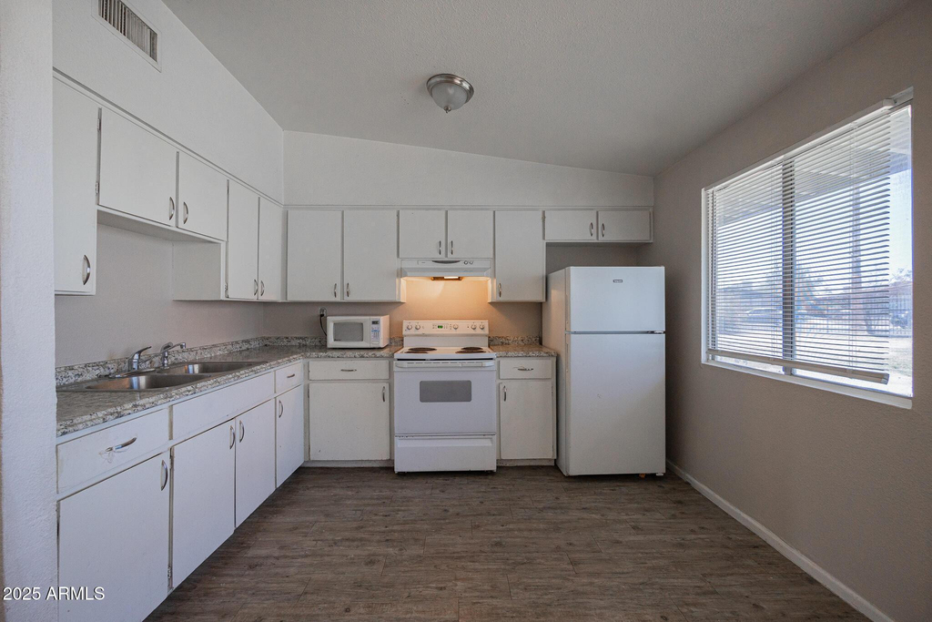 2115 W Devonshire Avenue - Photo 7