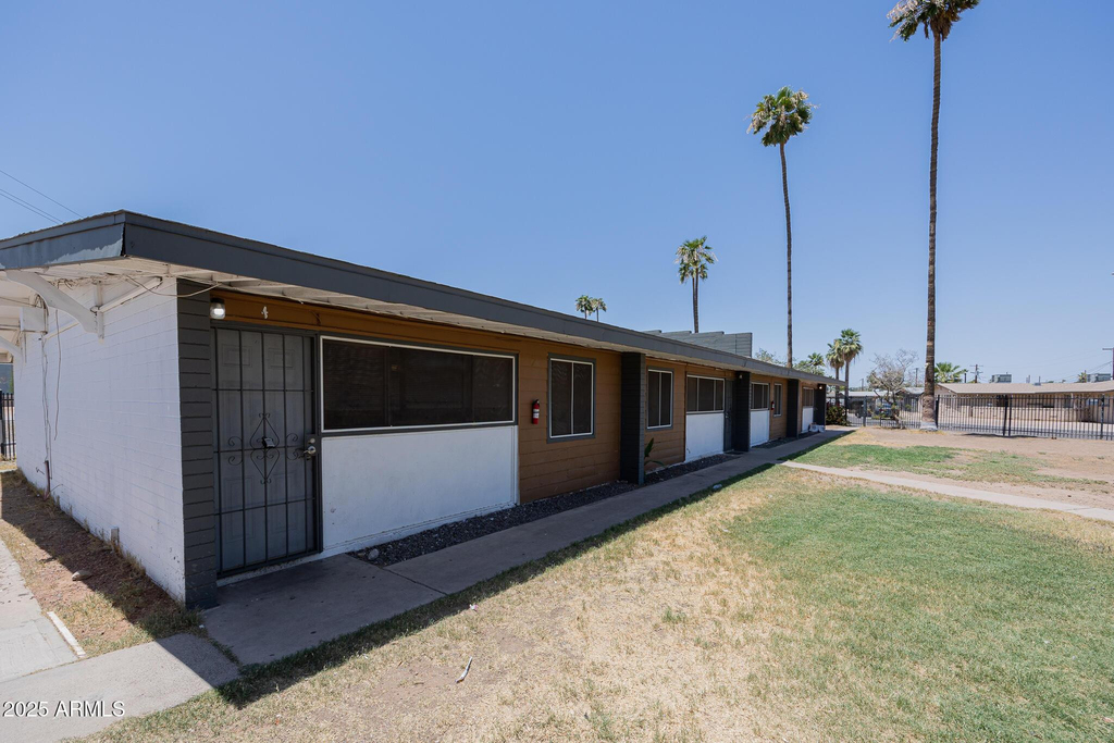 2115 W Devonshire Avenue - Photo 0