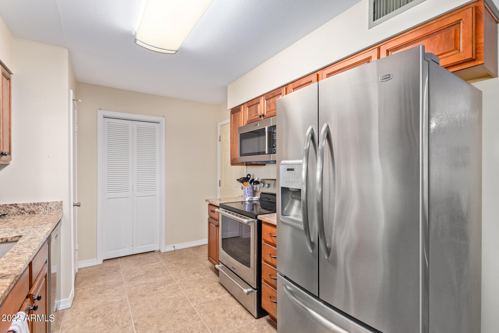 10831 W Tropicana Circle - Photo 11