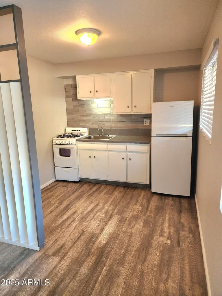 302 W Medlock Drive - Photo 3
