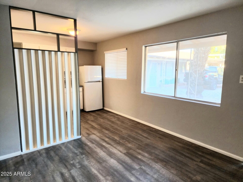 302 W Medlock Drive - Photo 4