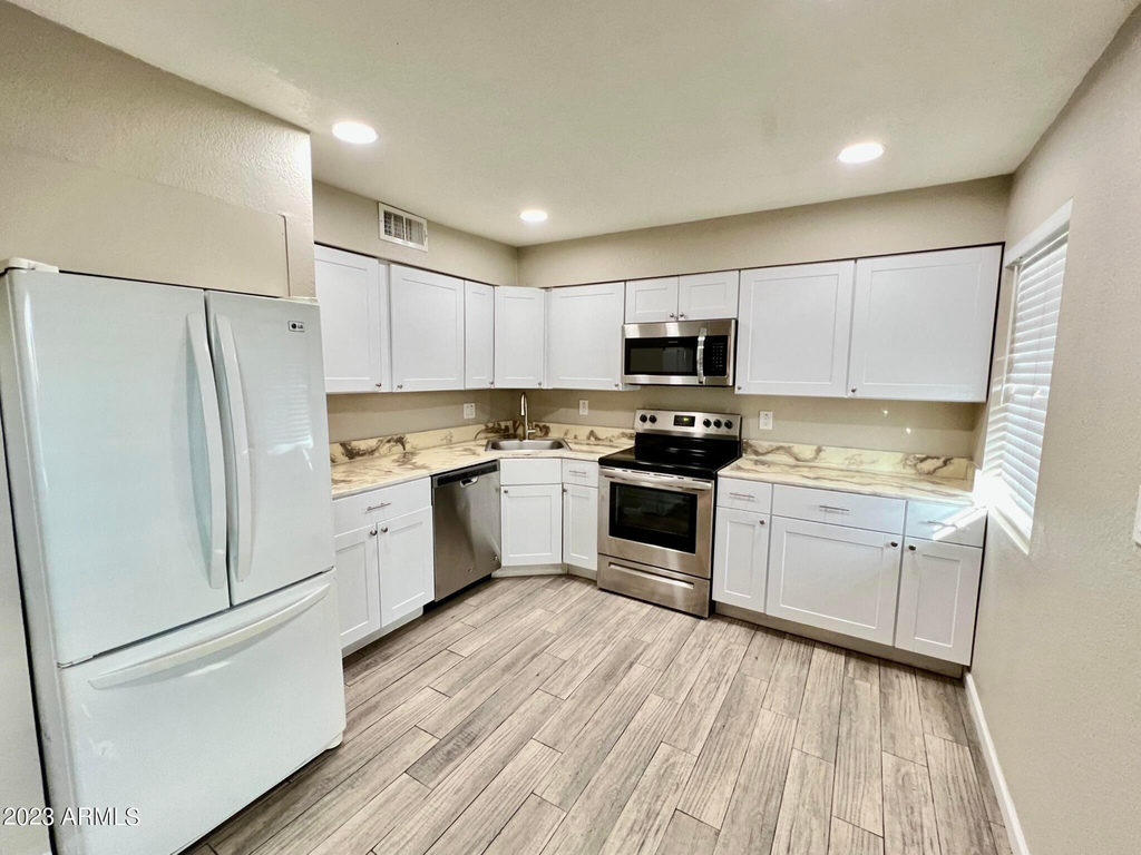 2457 E Pueblo Avenue - Photo 2