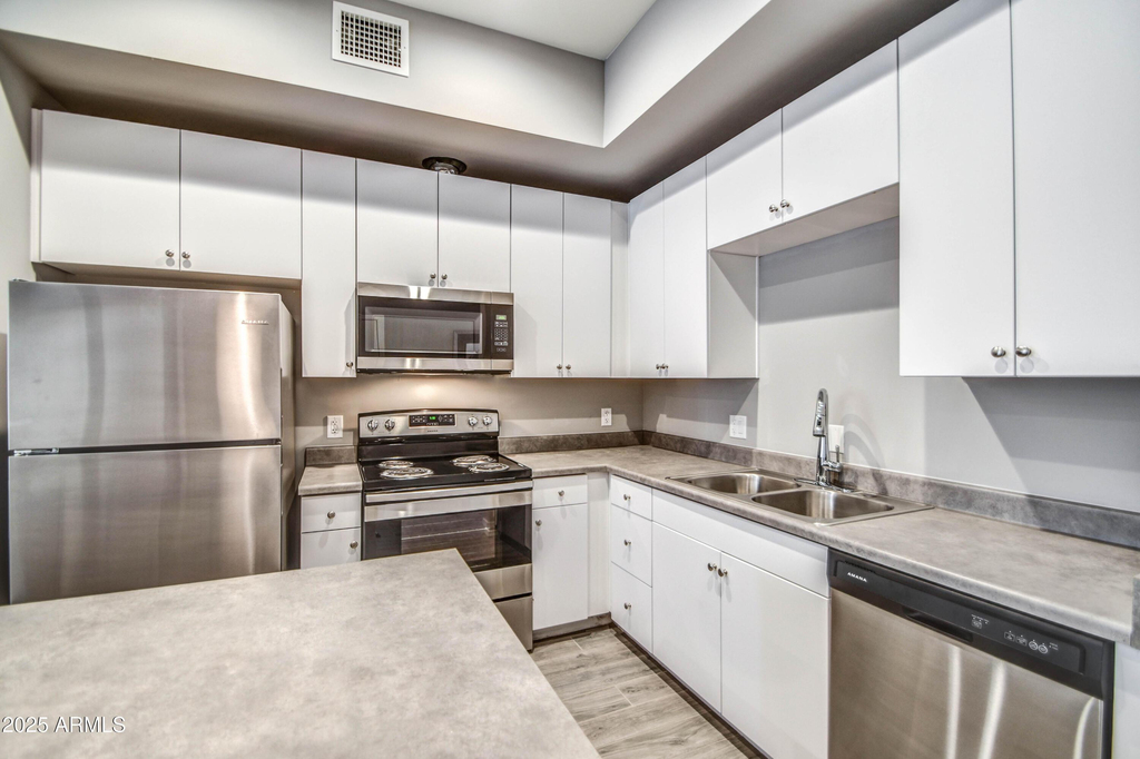1037 S Farmer Avenue - Photo 6
