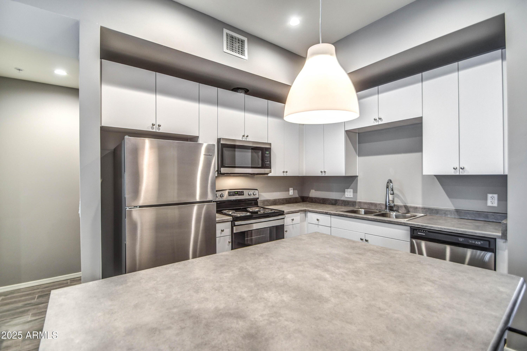 1037 S Farmer Avenue - Photo 7