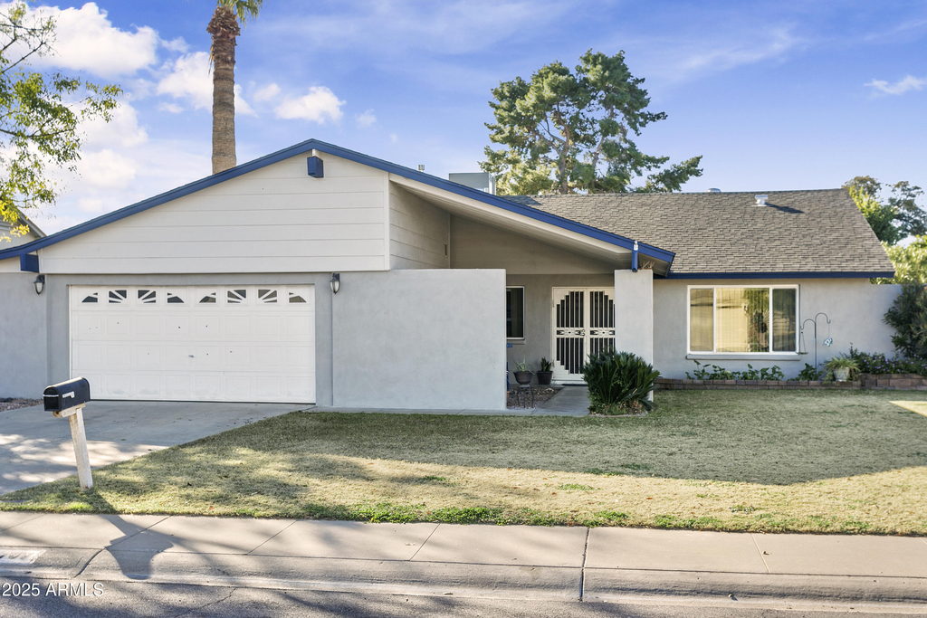 2707 E Louise Drive - Photo 0