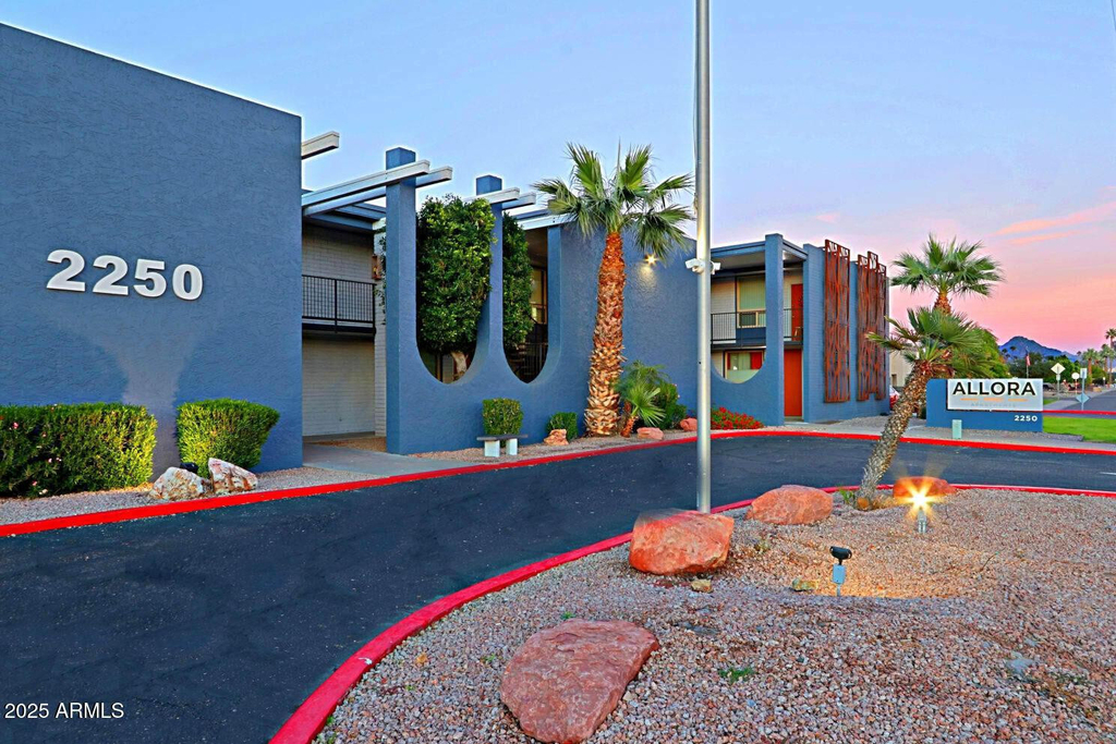 2250 W Glendale Avenue - Photo 0
