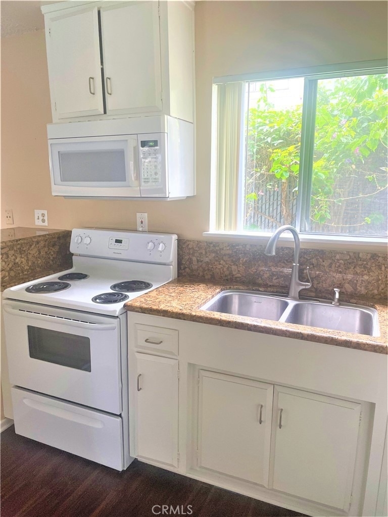 931 W 19th Street - Photo 2