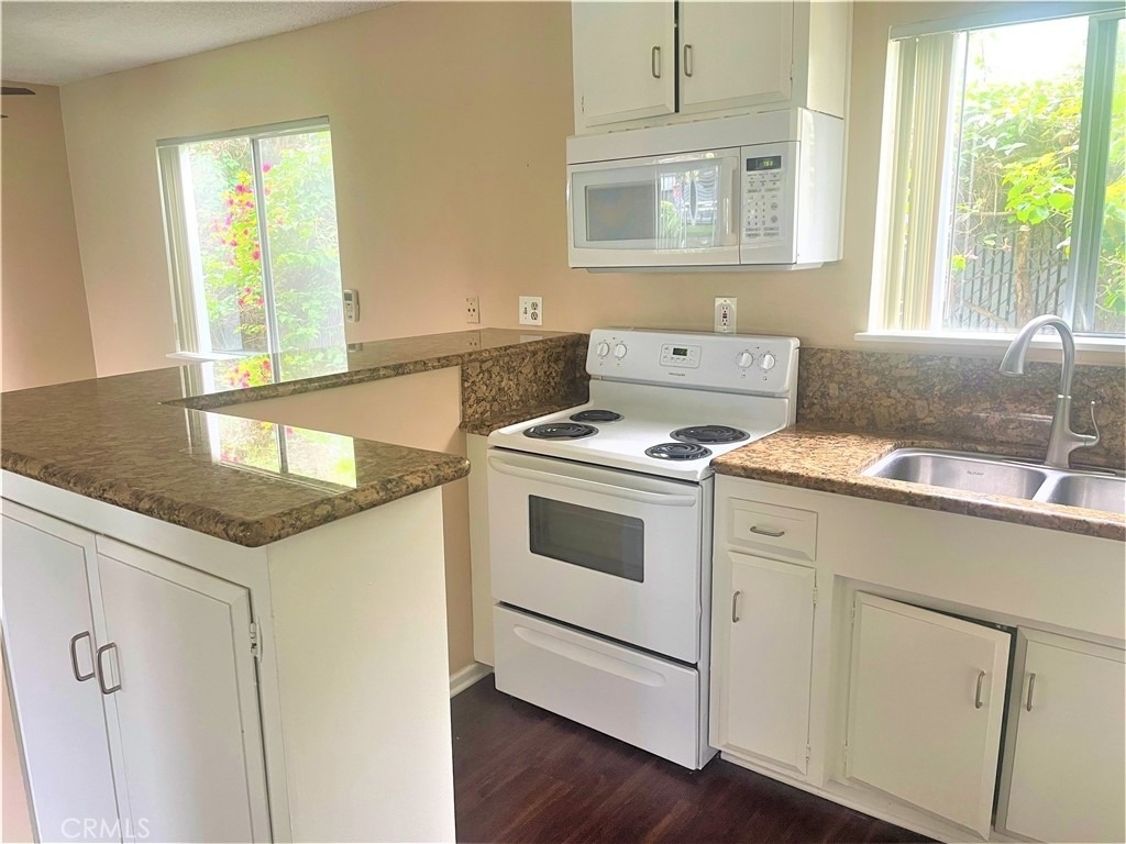 931 W 19th Street - Photo 1