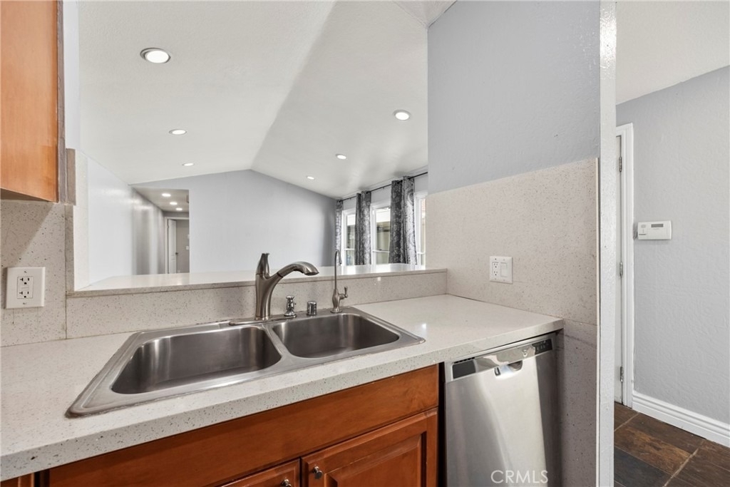 1552 Club Drive - Photo 3