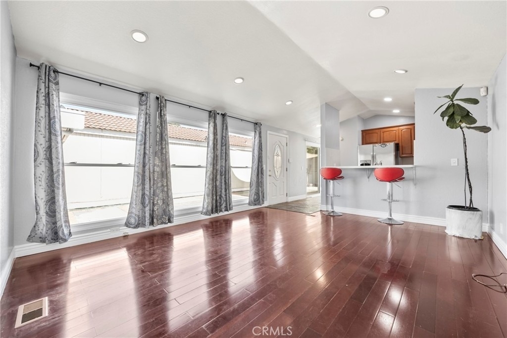 1552 Club Drive - Photo 4
