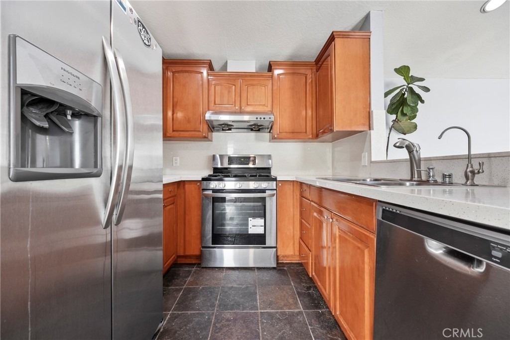 1552 Club Drive - Photo 2