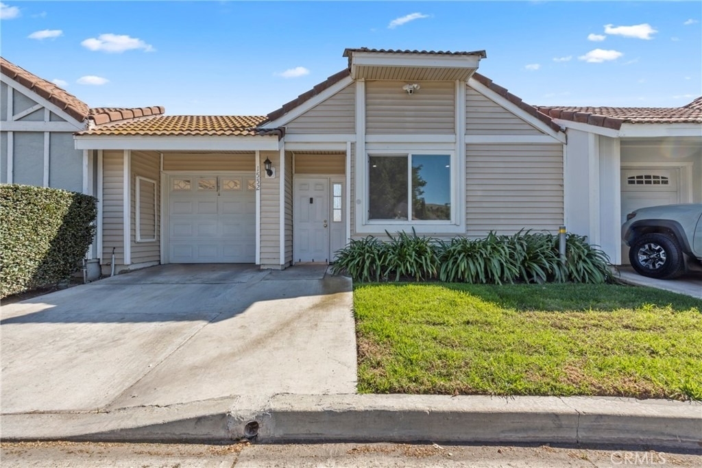 1552 Club Drive - Photo 0