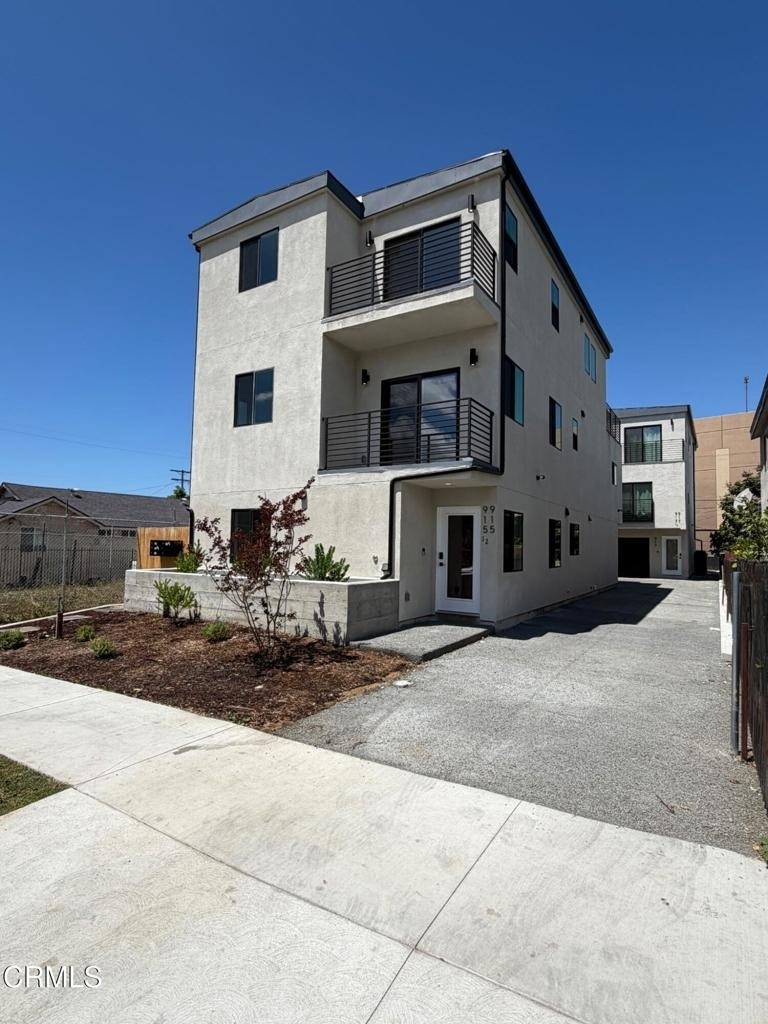 915 N Ridgewood Place - Photo 0