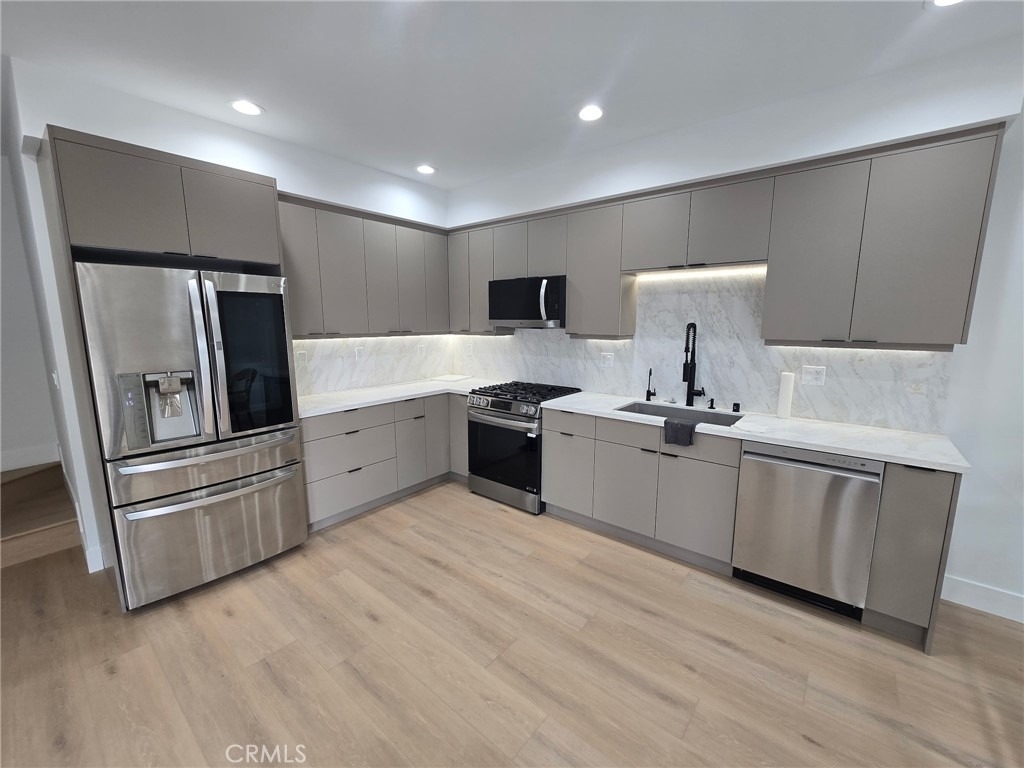 8613 Oakdale Avenue - Photo 2