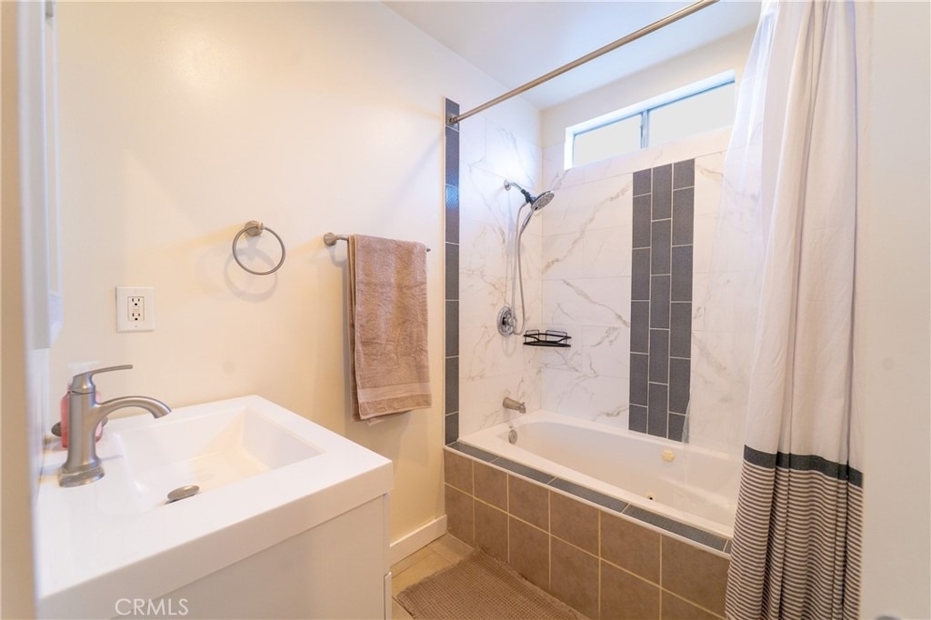 411 E 115th - Photo 4