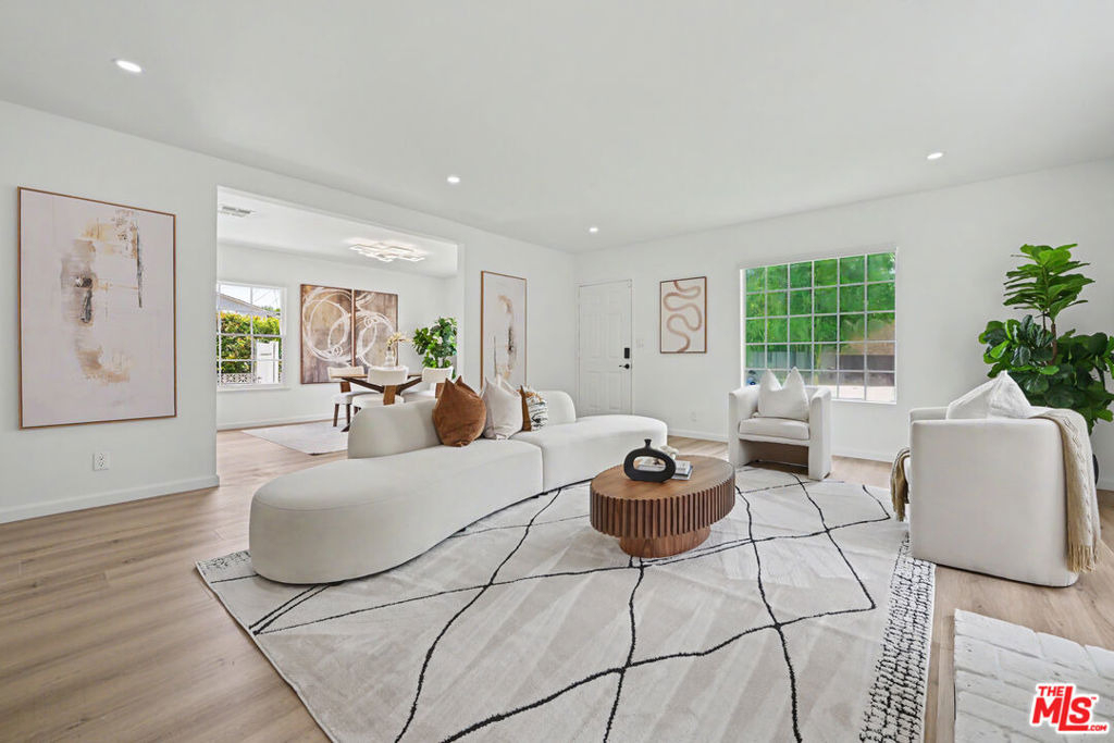 5119 Enfield Avenue - Photo 4