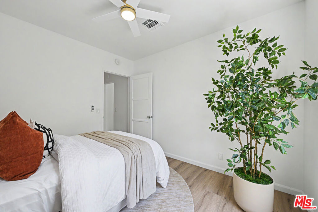 5119 Enfield Avenue - Photo 15