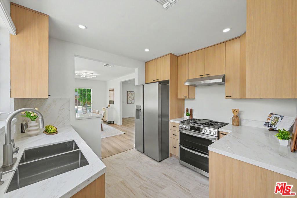 5119 Enfield Avenue - Photo 12