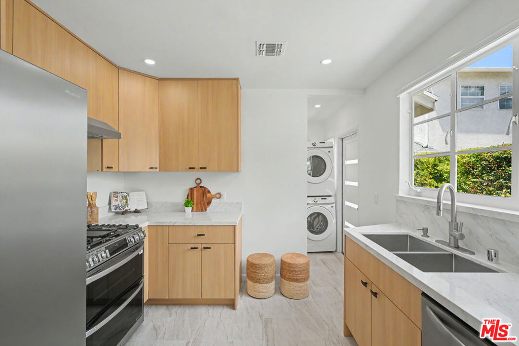 5119 Enfield Avenue - Photo 9