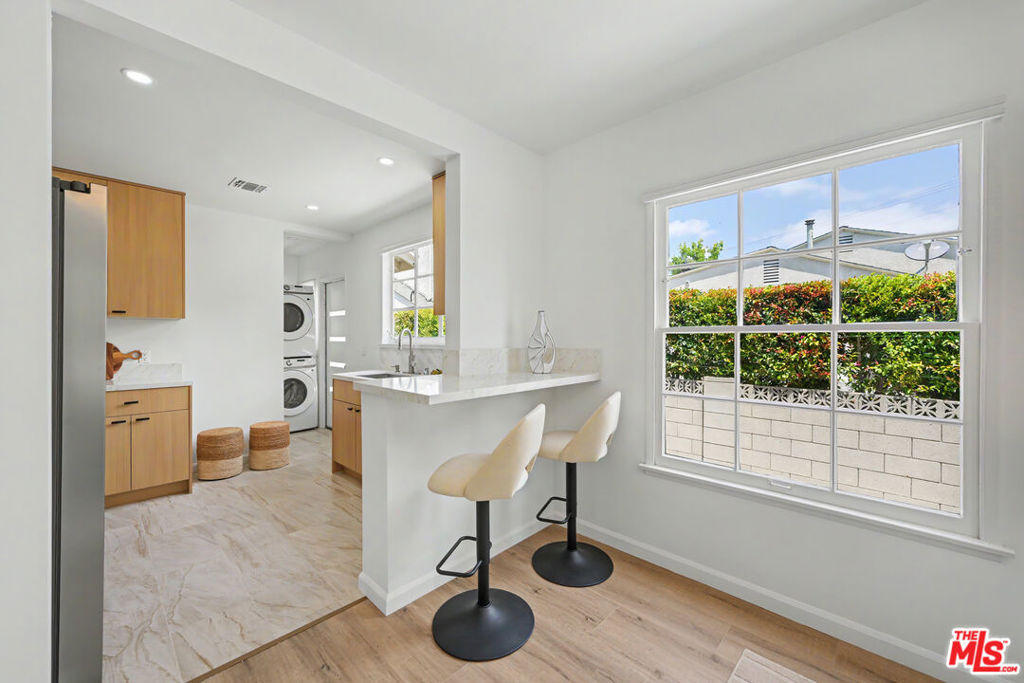 5119 Enfield Avenue - Photo 8