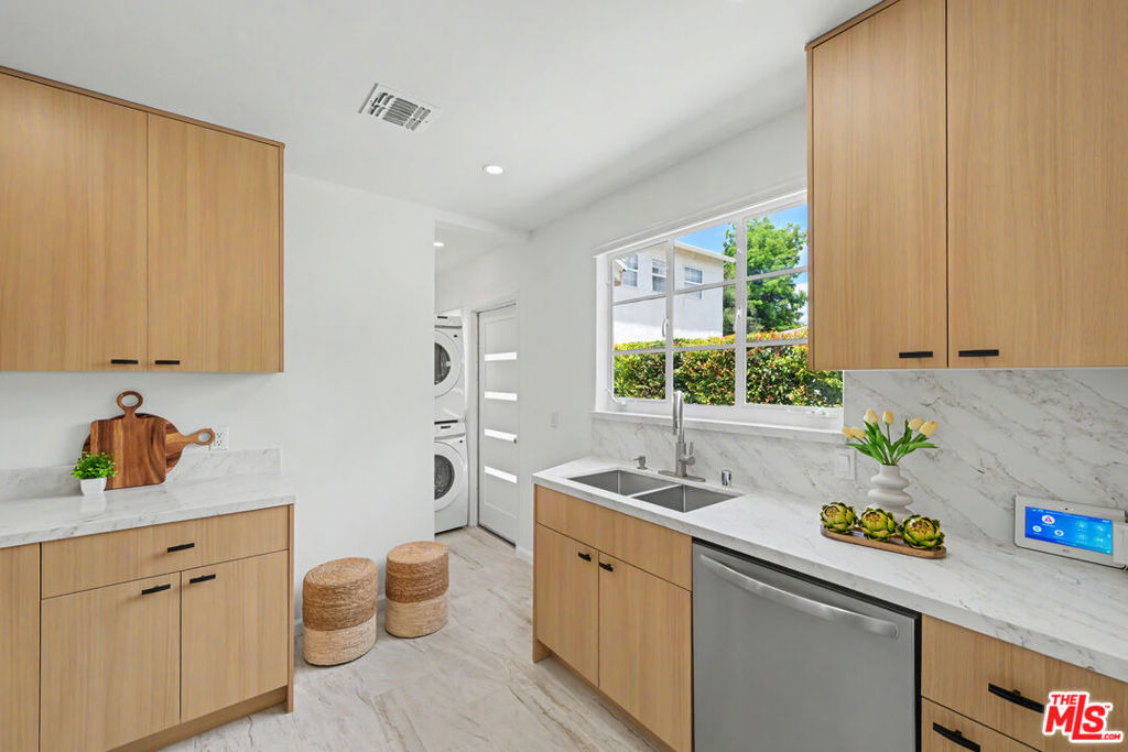 5119 Enfield Avenue - Photo 10