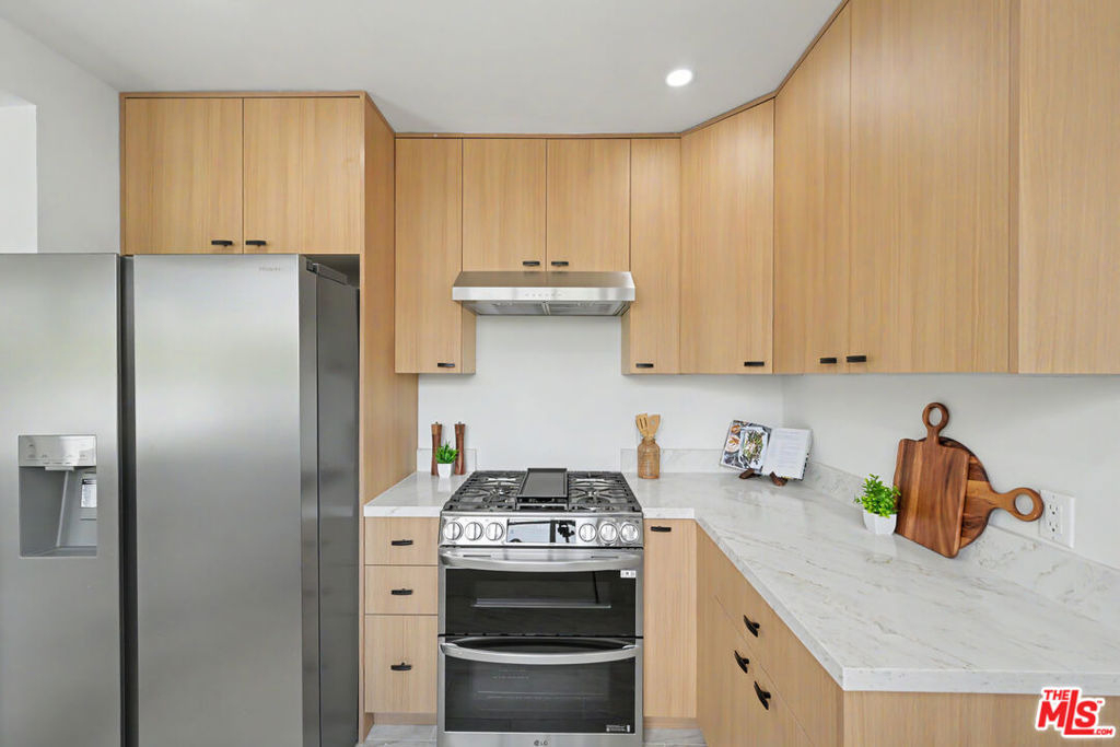 5119 Enfield Avenue - Photo 11