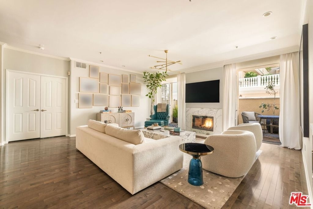 930 N Doheny Drive - Photo 2