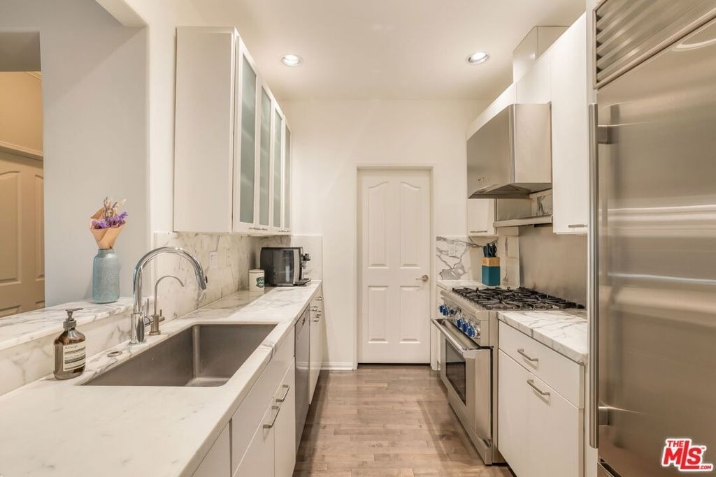 930 N Doheny Drive - Photo 7