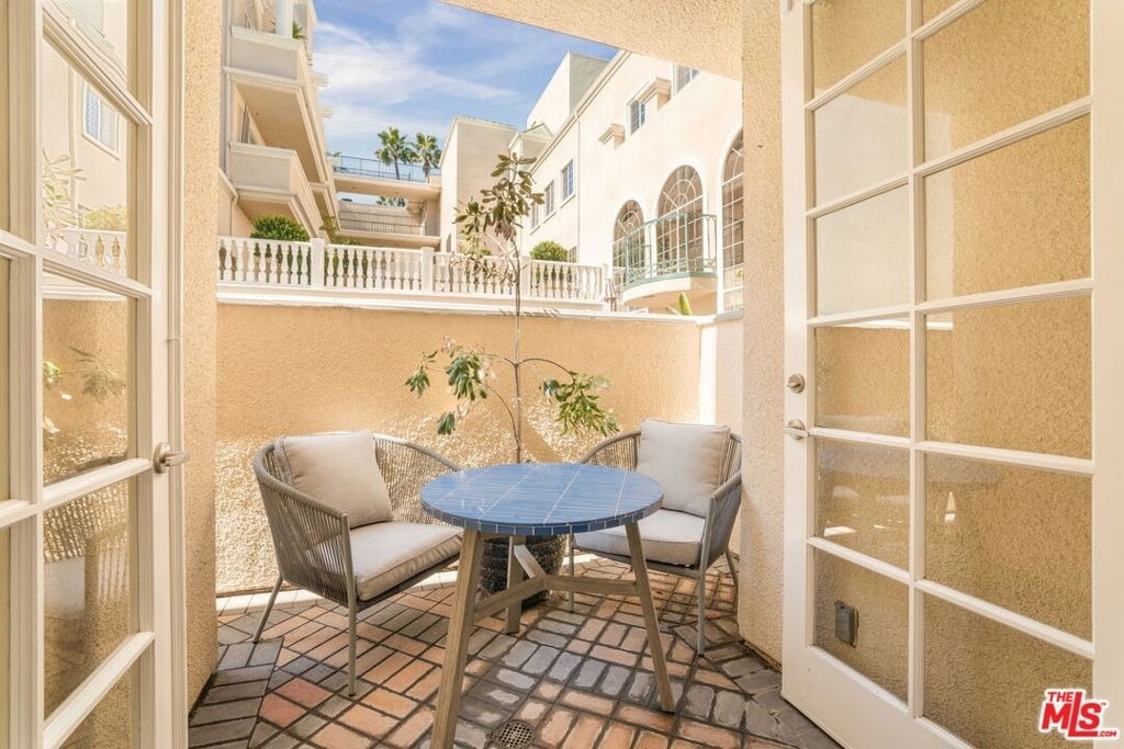 930 N Doheny Drive - Photo 17