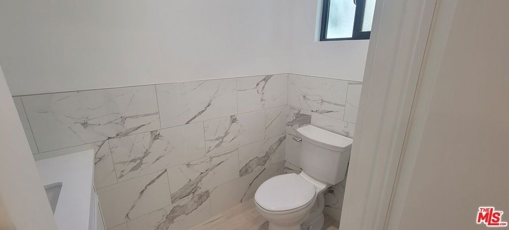 1427 S Shenandoah Street - Photo 2