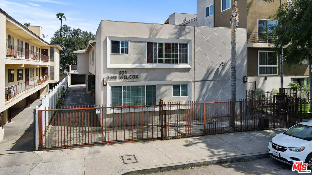 932 Wilcox Ave - Photo 0