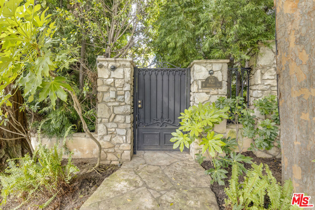 821 N Whittier Drive - Photo 49