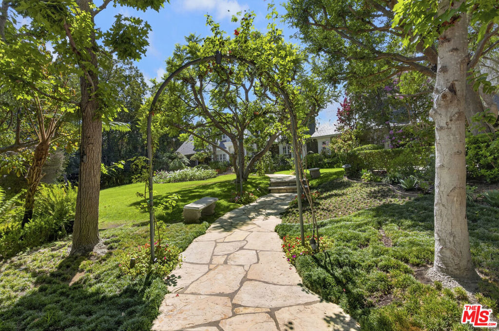 821 N Whittier Drive - Photo 46