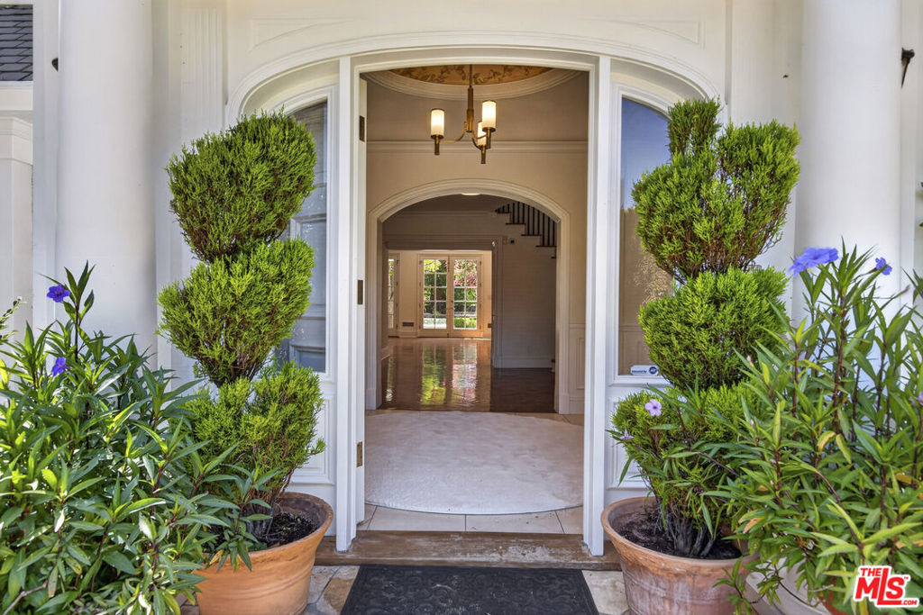 821 N Whittier Drive - Photo 2