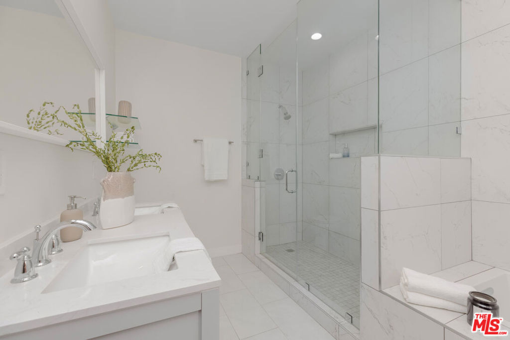 11723 Goshen Avenue - Photo 8