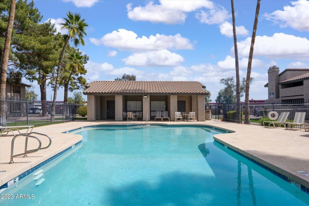 533 W Guadalupe Road - Photo 2