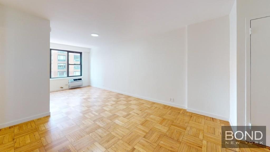 Fourth Avenue - Photo 10